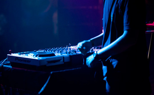 DJ